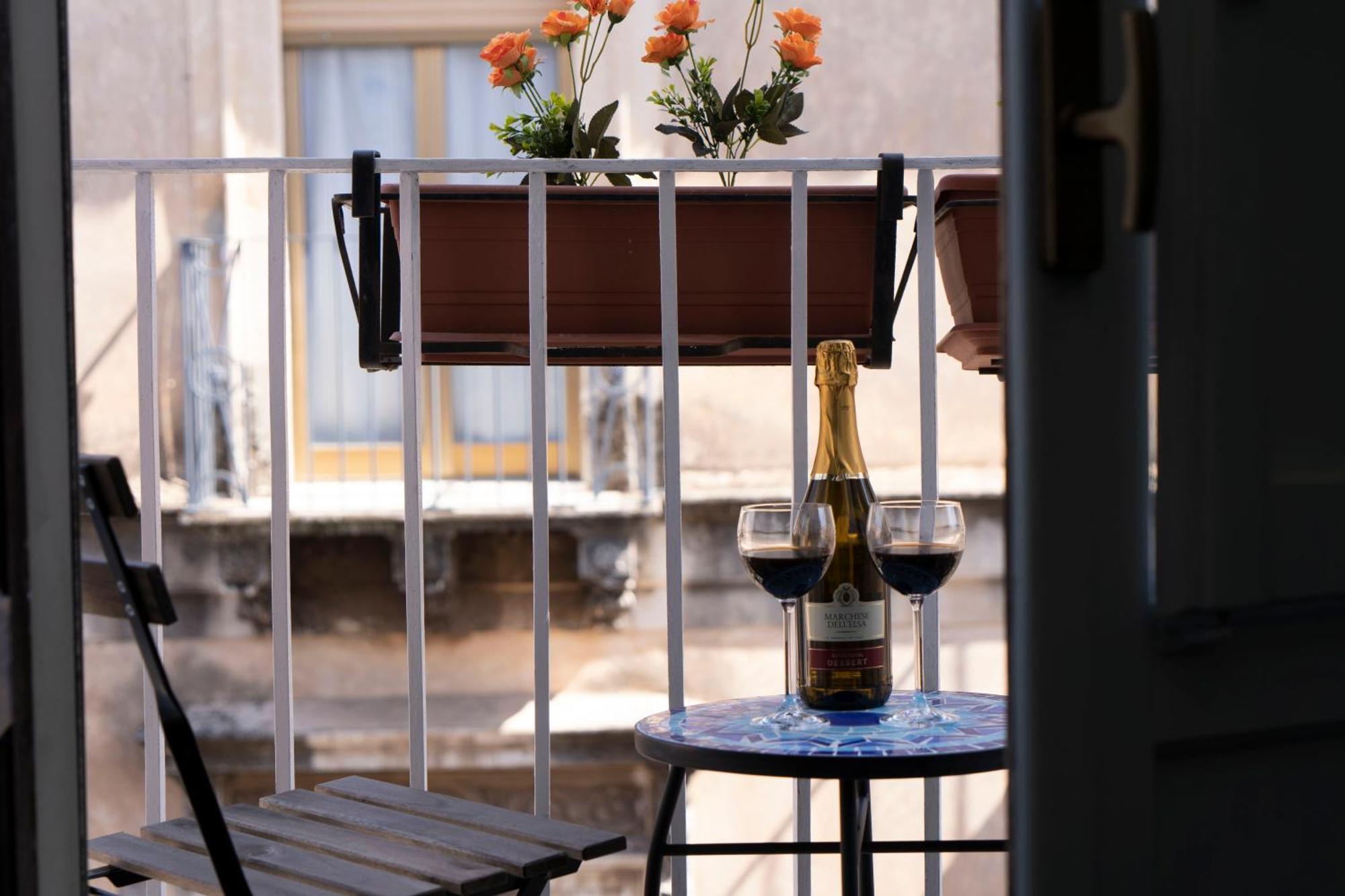Etna Timeo Central Apartment In Baroque Building Катания Экстерьер фото