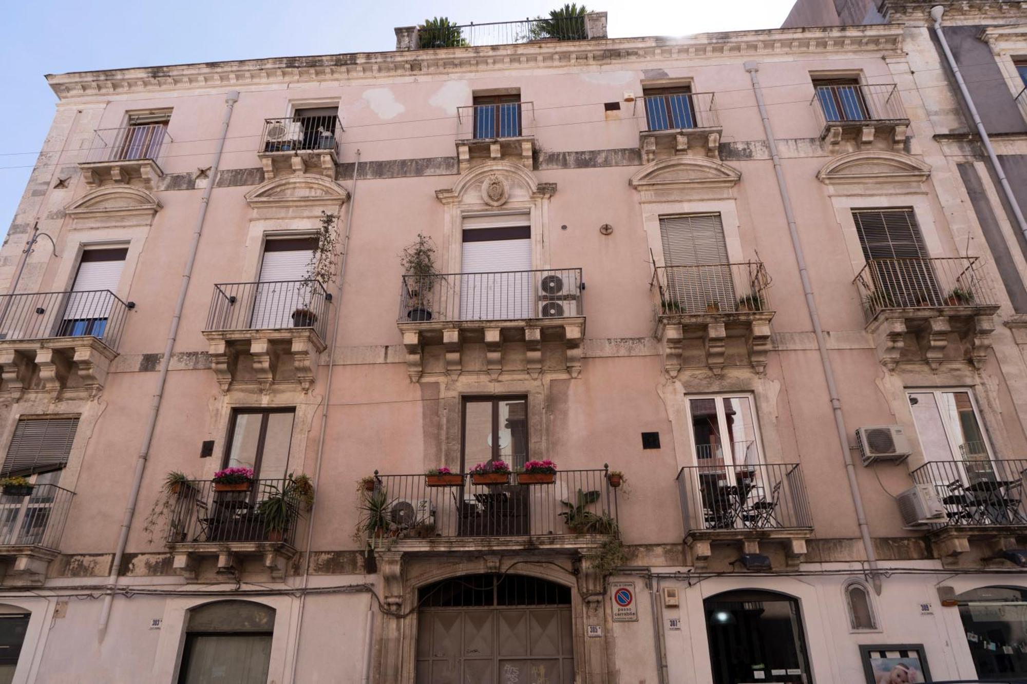 Etna Timeo Central Apartment In Baroque Building Катания Экстерьер фото